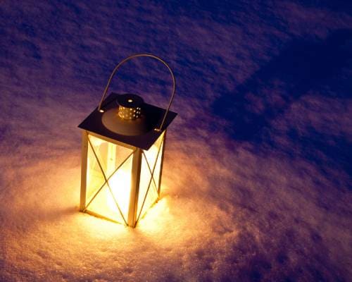 lampa naftowa w śniegu